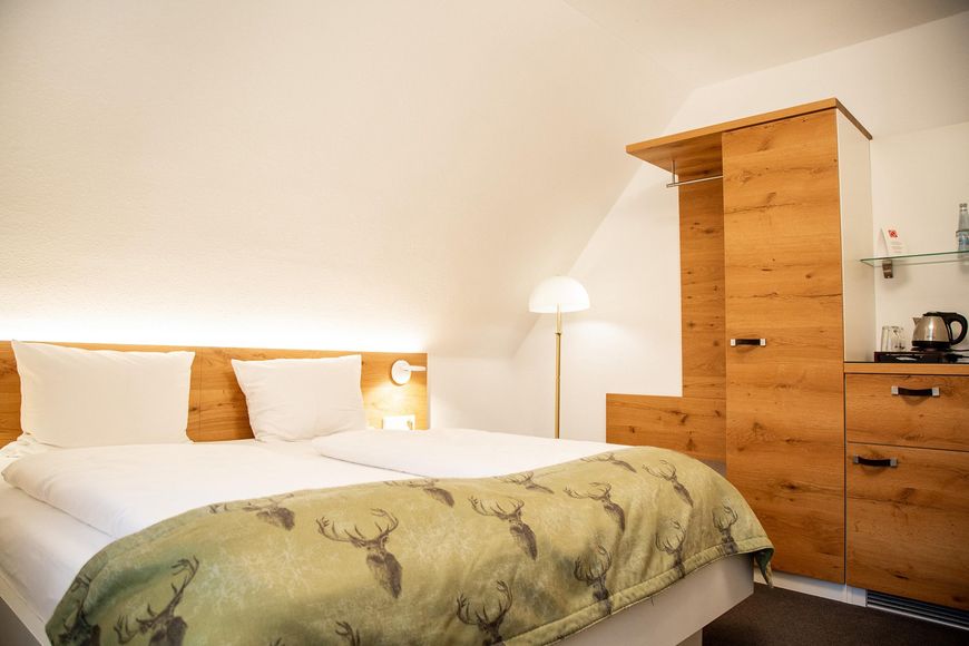 Dvoulůžkov&yacute; pokoj, sprcha/WC (cca 18 m&sup2;, standard), P