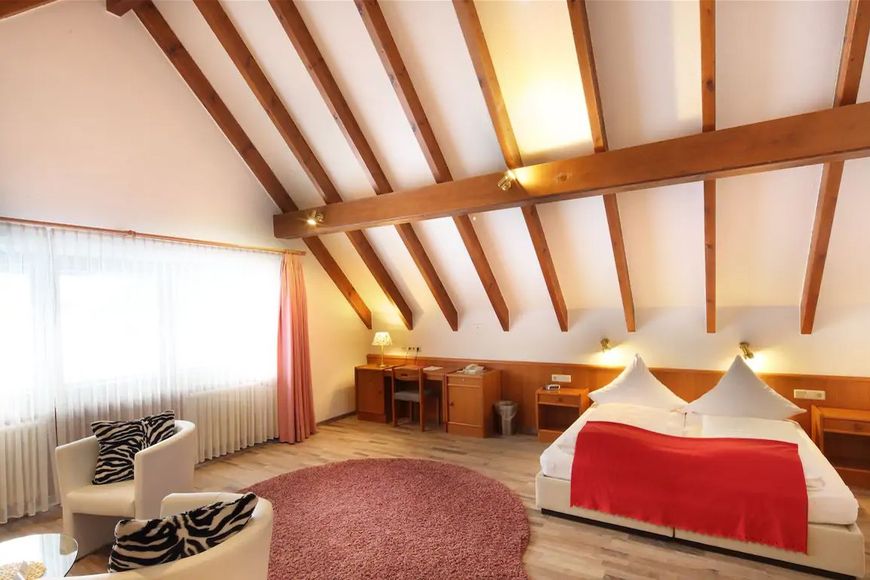 Dvoulůžkov&yacute; pokoj pro jednu osobu, sprcha/WC (cca 22 m&sup2;), P