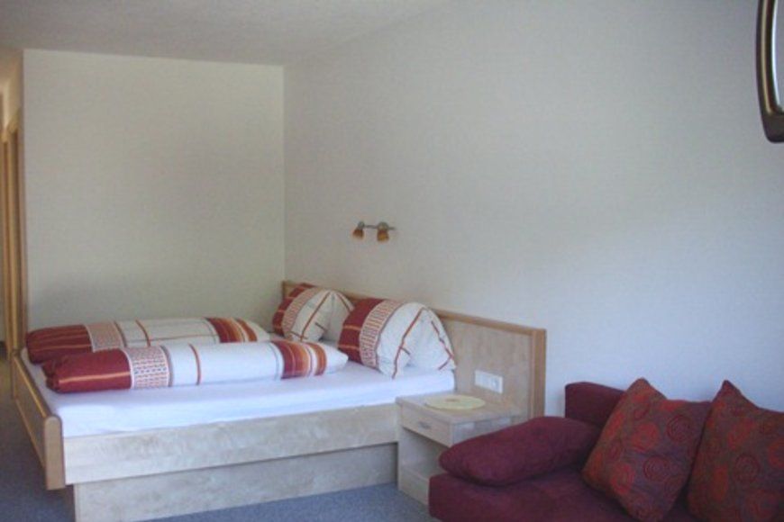 Dvoulůžkov&yacute; pokoj/2x přist., sprcha/WC (cca 30 m&sup2;, max. 2 dos. + 2 děti), S