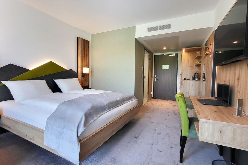 Dvoulůžkov&yacute; pokoj, sprcha/WC (cca 20 m&sup2;), P