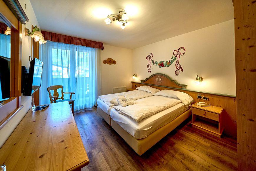 Dvoulůžkov&yacute; pokoj, sprcha/WC (cca 18 m&sup2;), P