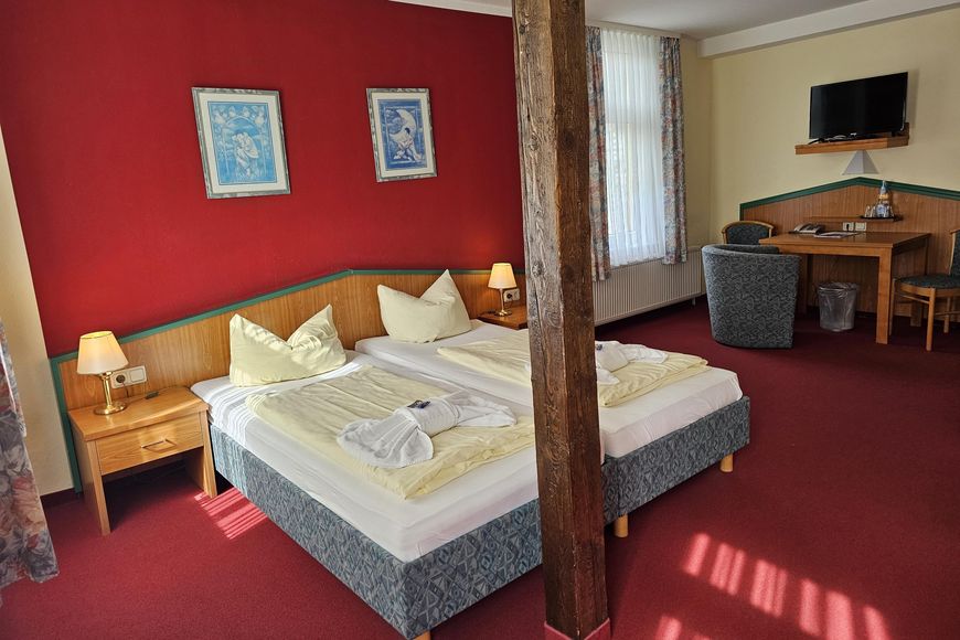 Dvoulůžkov&yacute; pokoj, sprcha/WC (cca 18 m&sup2;), P