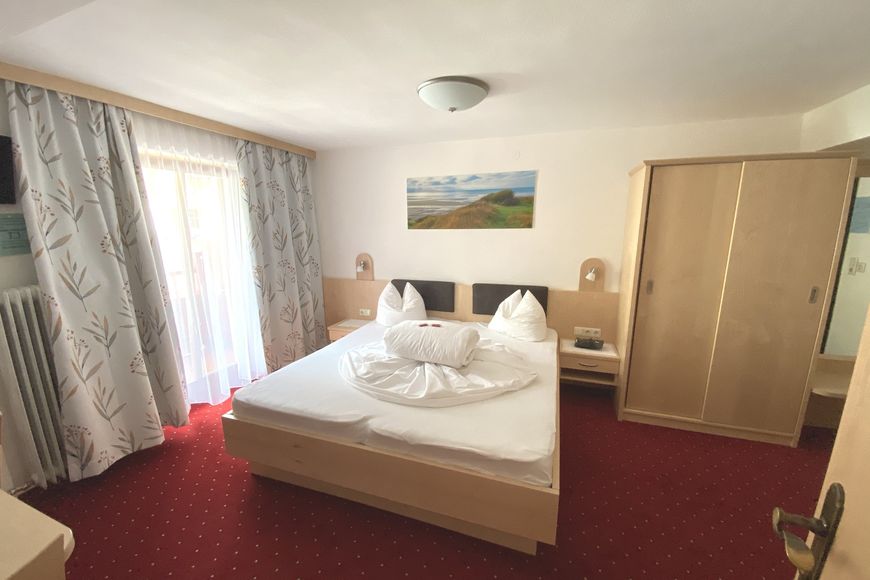 Dvoulůžkov&yacute; pokoj, sprcha/WC, P