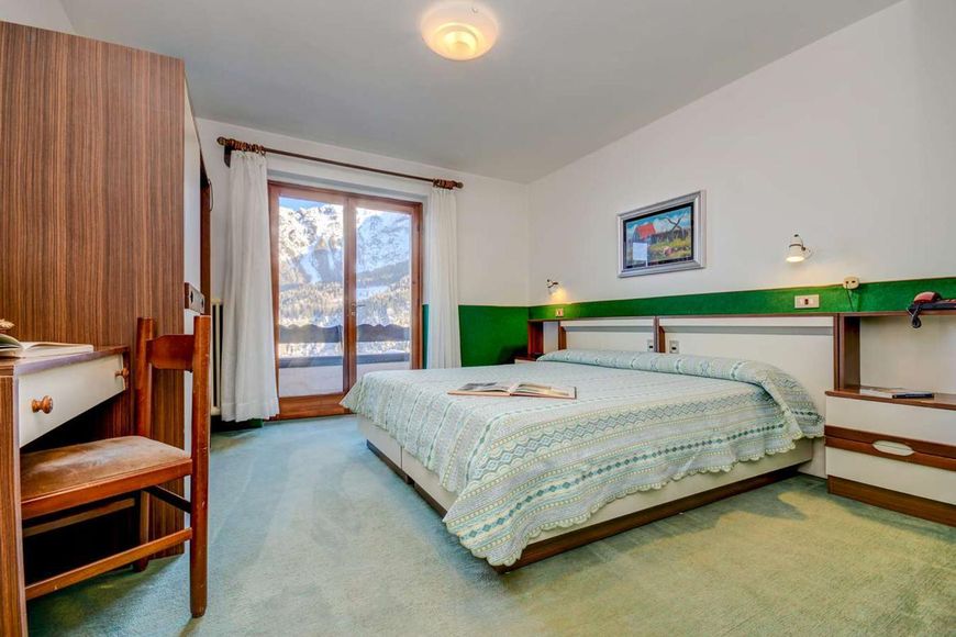 Dvoulůžkov&yacute; pokoj/2x přist., sprcha/WC (cca 17 m&sup2;), P