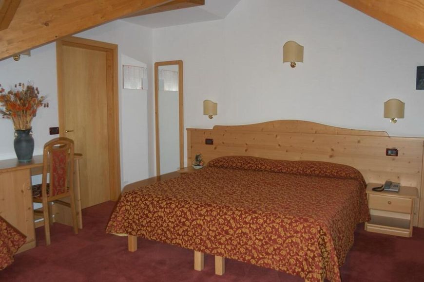 Dvoulůžkov&yacute; pokoj, sprcha/WC (cca 14 m&sup2;), P