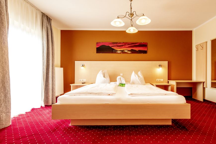 Dvoulůžkov&yacute; pokoj, sprcha/WC (cca 17 m&sup2;, standard), P