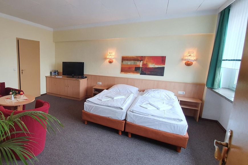Dvoulůžkov&yacute; pokoj/2x přist., sprcha/WC (cca 36 m&sup2;, max. 2 dos. + 2 děti), AI