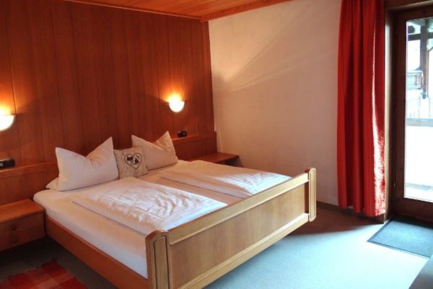 Dvoulůžkov&yacute; pokoj, sprcha/WC (cca 22 m&sup2;), P