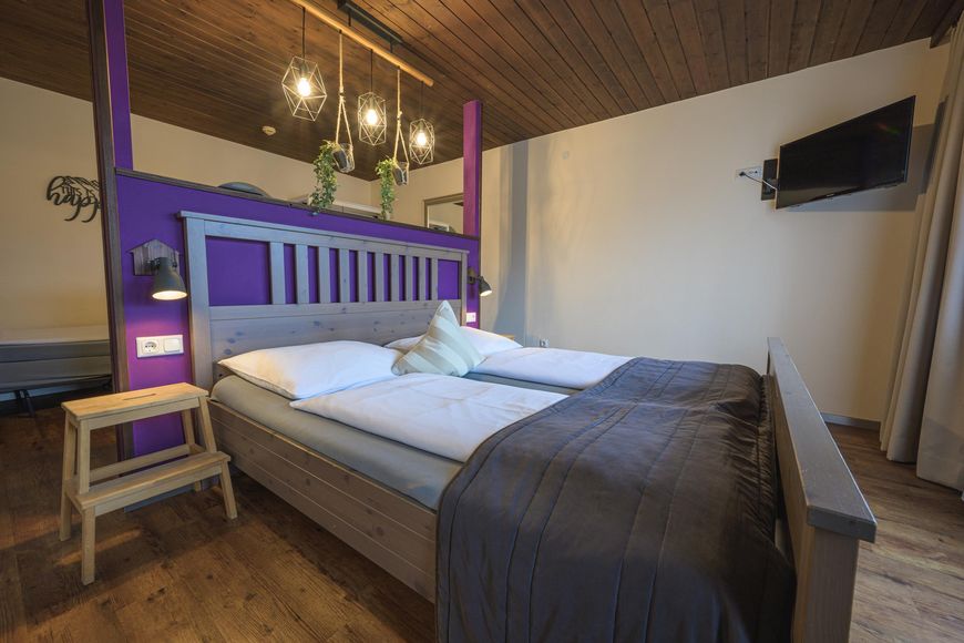 Dvoulůžkov&yacute; pokoj, sprcha/WC (cca 22 m&sup2;), S