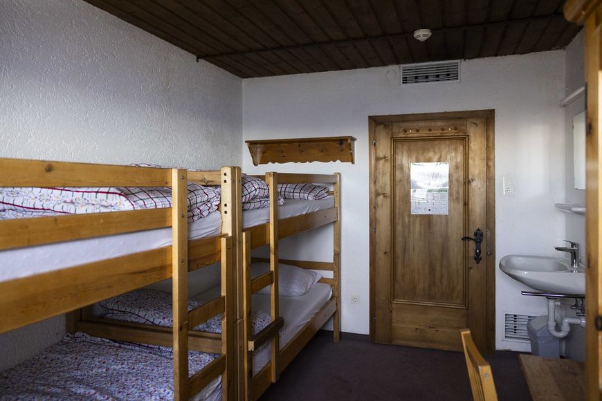 Dvoulůžkov&yacute; pokoj, sprcha s WC na chodbě (13 - 17 m&sup2;), P