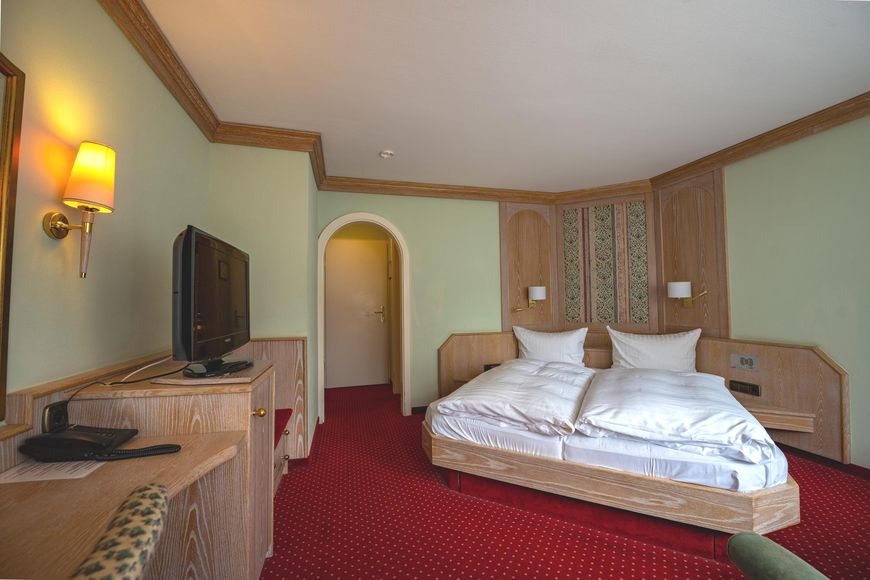 Dvoulůžkov&yacute; pokoj, sprcha/WC (cca 23 m&sup2;, standard), P