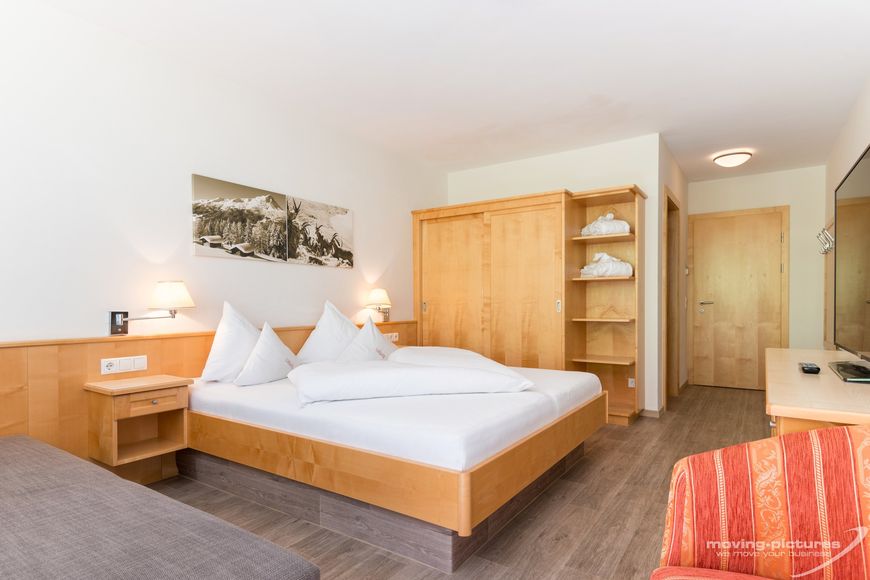 Dvoulůžkov&yacute; pokoj, sprcha/WC (cca 21 m&sup2;), P PLUS