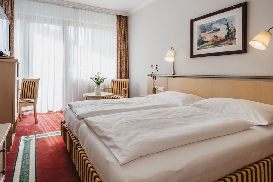 Dvoulůžkov&yacute; pokoj pro jednu osobu, vana/WC (cca 23 m&sup2;), P