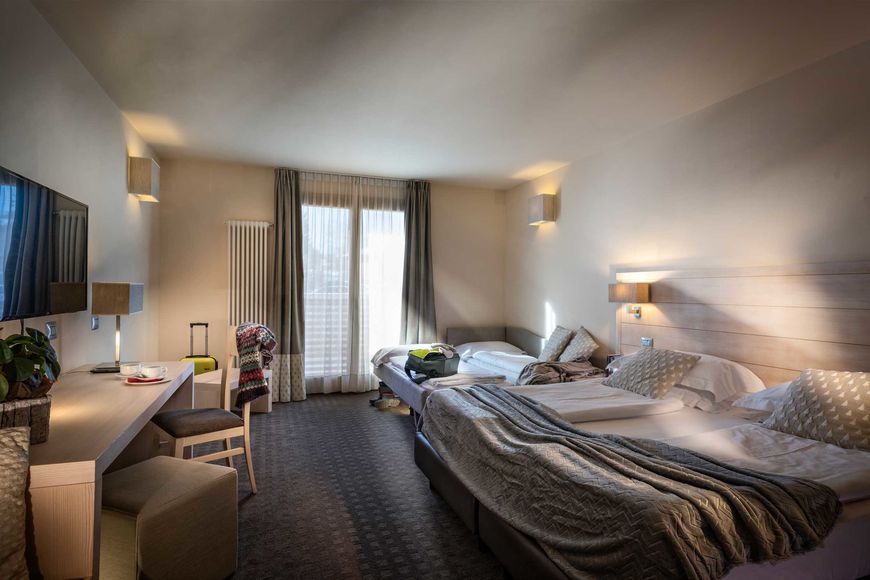Dvoulůžkov&yacute; pokoj, sprcha/WC (cca 23 m&sup2;), P