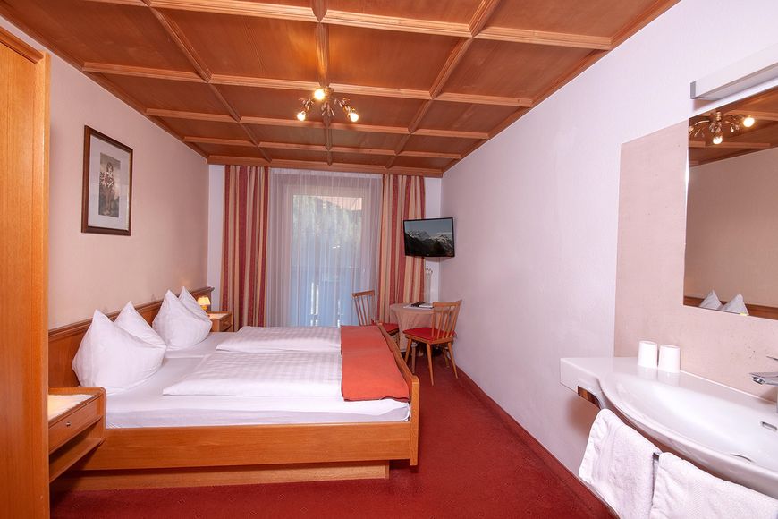 Dvoulůžkov&yacute; pokoj, sprcha/WC (cca 20 m&sup2;), P
