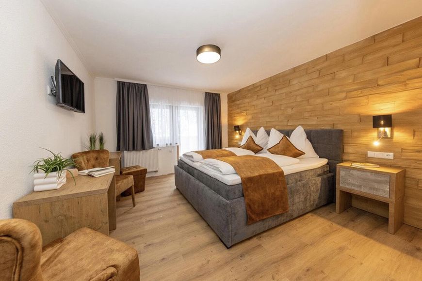 Dvoulůžkov&yacute; pokoj, sprcha/WC (cca 25 m&sup2;), P