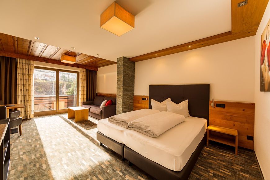 Dvoulůžkov&yacute; pokoj, sprcha/WC (cca 26 m&sup2;), P
