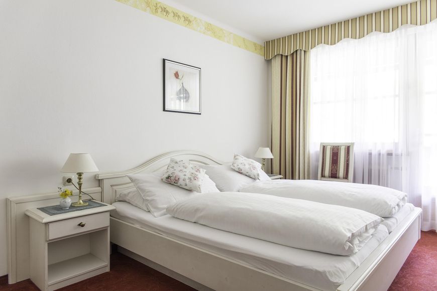 Dvoulůžkov&yacute; pokoj, sprcha/WC (cca 18 m&sup2;), P PLUS