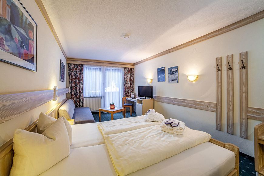 Dvoulůžkov&yacute; pokoj/2x přist., sprcha/WC (cca 22 m&sup2;, vedlej&scaron;&iacute; budova, max. 3 dos. + 1 d&iacute;tě), P PLUS