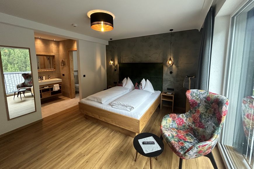 Dvoulůžkov&yacute; pokoj, sprcha/WC (cca 20 m&sup2;), P
