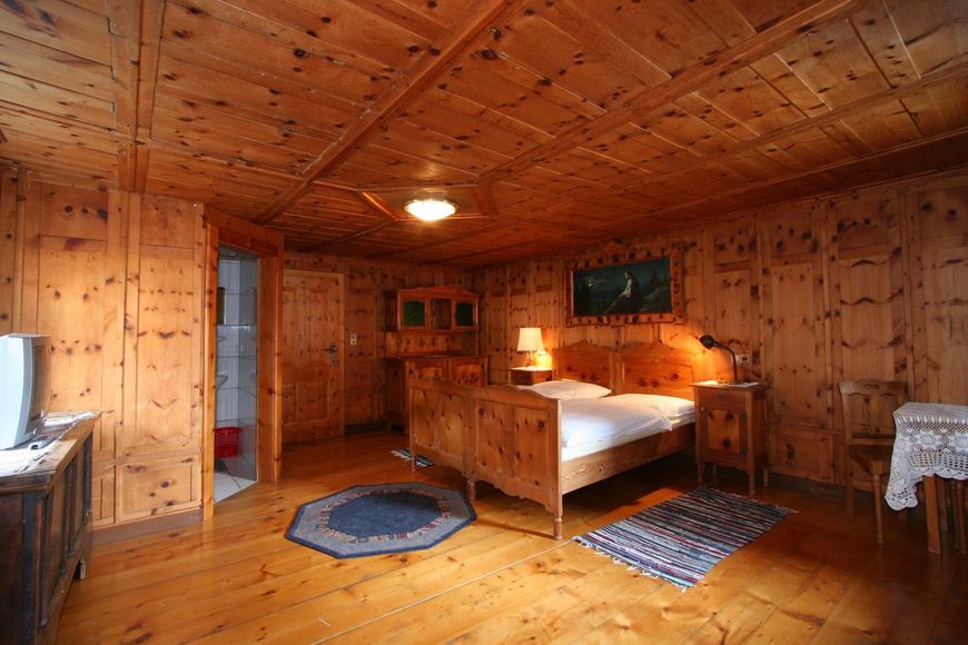Dvoulůžkov&yacute; pokoj, sprcha/WC (11 - 15 m&sup2;), P