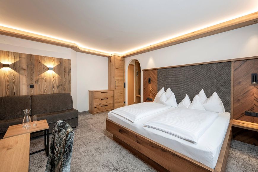 Dvoulůžkov&yacute; pokoj/2x přist., koupelna/WC (cca 25 m&sup2;, Amad&eacute;), P PLUS