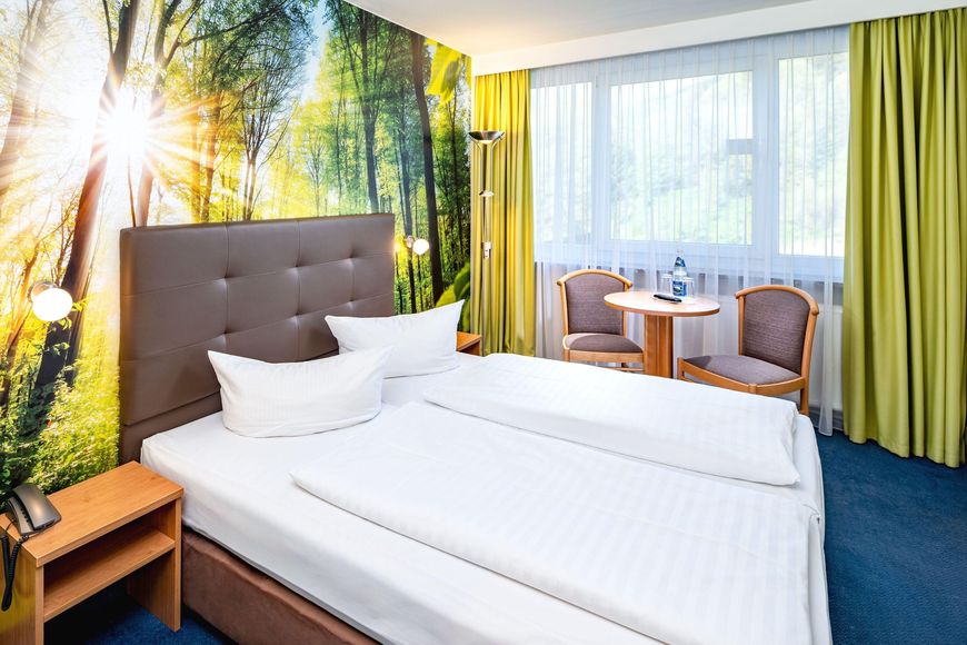 Dvoulůžkov&yacute; pokoj/přist., sprcha/WC (cca 16 m&sup2;, max. 2 dos. + 1 d&iacute;tě), P
