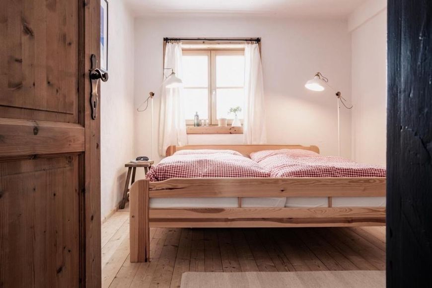 Čtyřlůžkov&yacute; pokoj, sprcha/WC na chodbě (15 - 20 m&sup2;), P