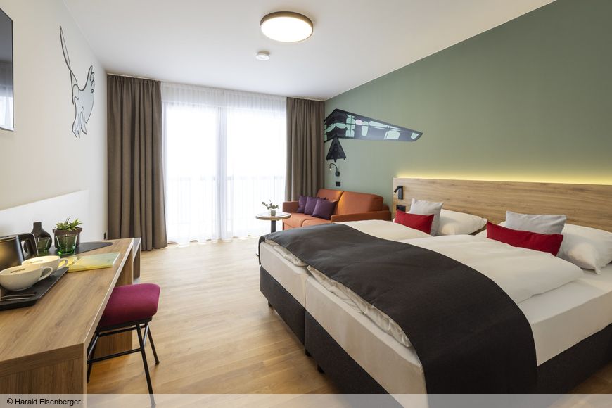 Dvoulůžkov&yacute; pokoj, sprcha/WC (cca 22 m&sup2;), P
