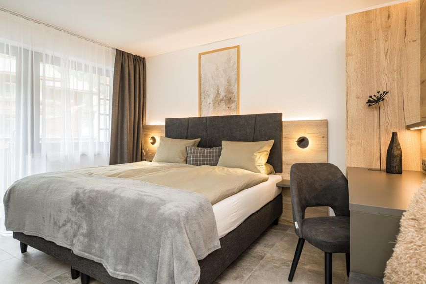 Dvoulůžkov&yacute; pokoj, sprcha/WC (cca 23 m&sup2;), P