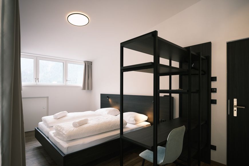 Dvoulůžkov&yacute; pokoj, sprcha/WC (cca 20 m&sup2;), S