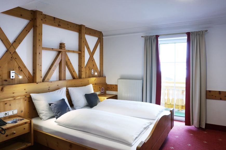 Dvoulůžkov&yacute; pokoj, sprcha/WC (cca 22 m&sup2;), P PLUS