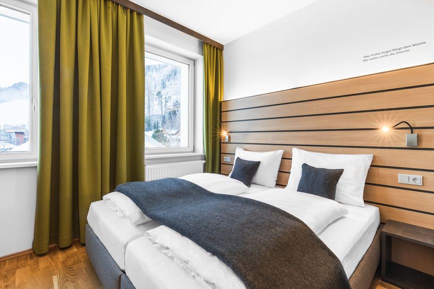 Dvoulůžkov&yacute; pokoj, sprcha/WC (cca 15 m&sup2;), P