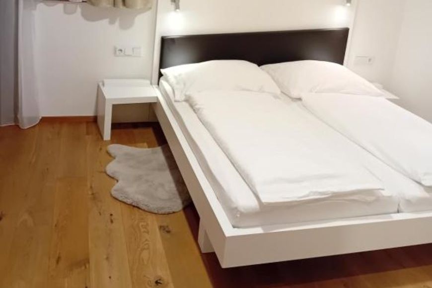 Apartm&aacute;n - 6 os. (cca 120 m&sup2;), BS