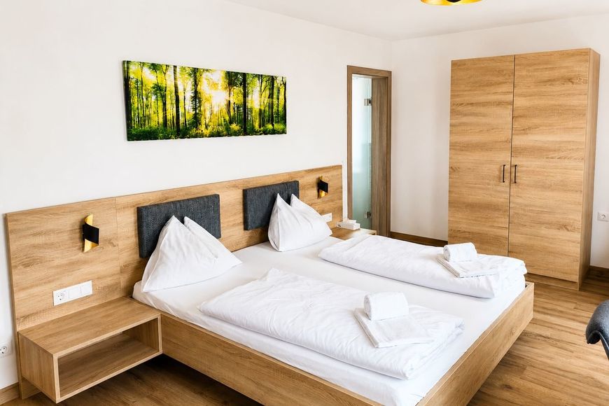 Dvoulůžkov&yacute; pokoj/přist., sprcha/WC (cca 18 m&sup2;, komfort, max. 2 dos. + 1 d&iacute;tě), P PLUS