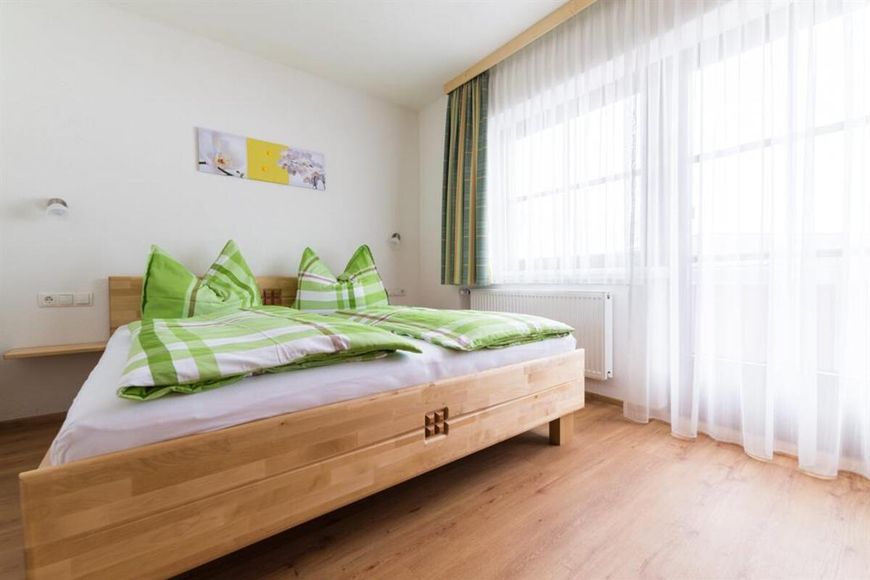 Apartm&aacute;n - 8 os. (cca 100 m&sup2;), BS