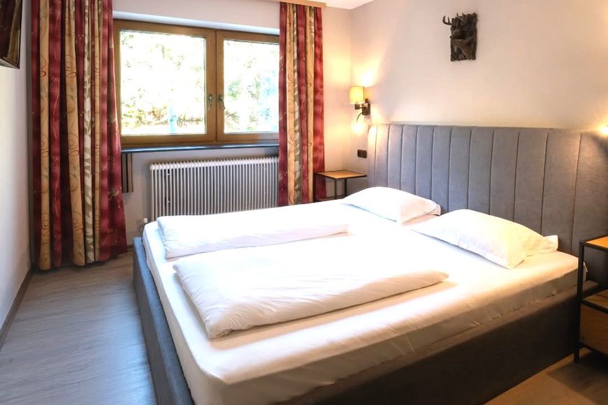 Dvoulůžkov&yacute; pokoj, sprcha/WC (cca 23 m&sup2;), P