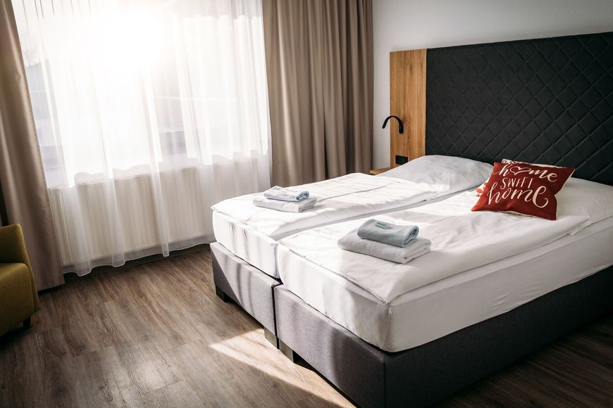 Dvoulůžkov&yacute; pokoj, sprcha/WC (cca 25 m&sup2;), P