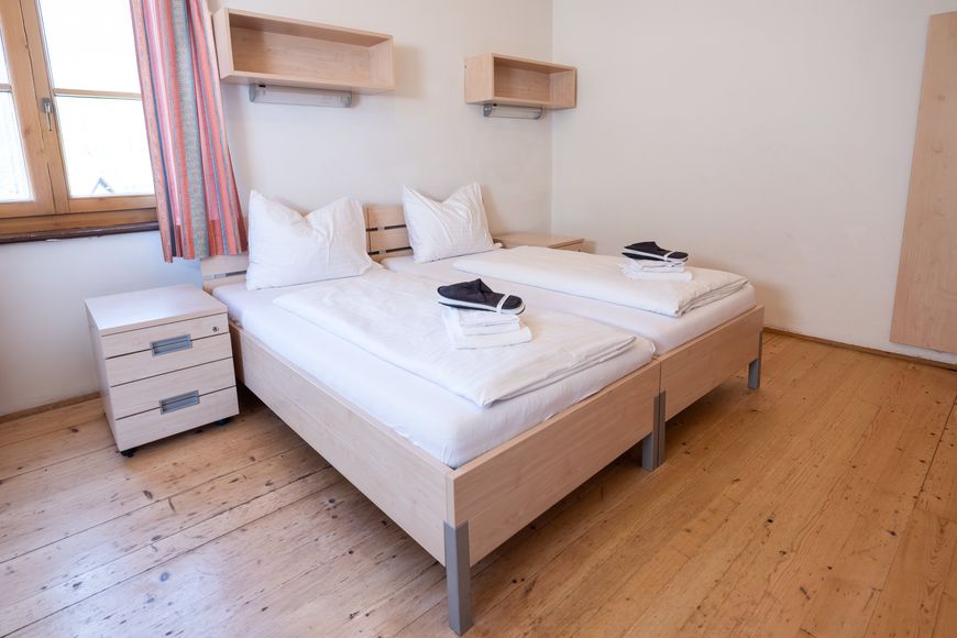 Dvoulůžkov&yacute; pokoj, sprcha s WC na chodbě (cca 19 m&sup2;), P
