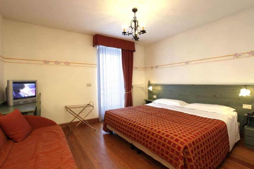 Dvoulůžkov&yacute; pokoj/2x přist., sprcha/WC (cca 20 m&sup2;), P