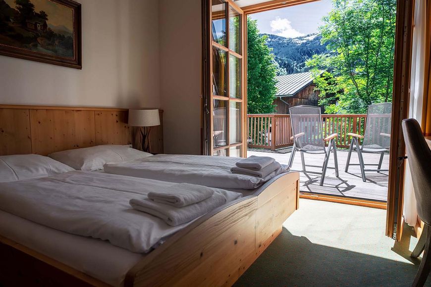 Dvoulůžkov&yacute; pokoj, sprcha/WC (cca 25 m&sup2;), P