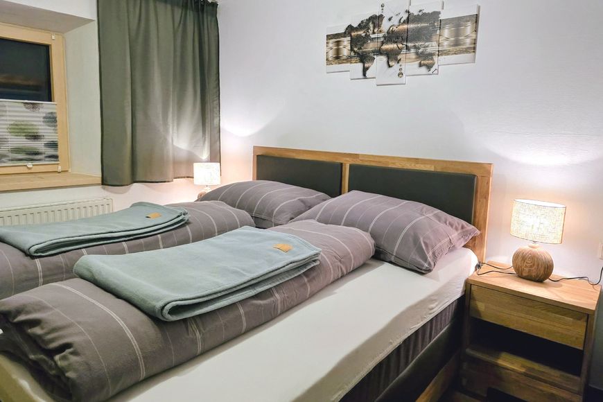 Dvoulůžkov&yacute; pokoj, sprcha s WC na chodbě (cca 13 m&sup2;), S