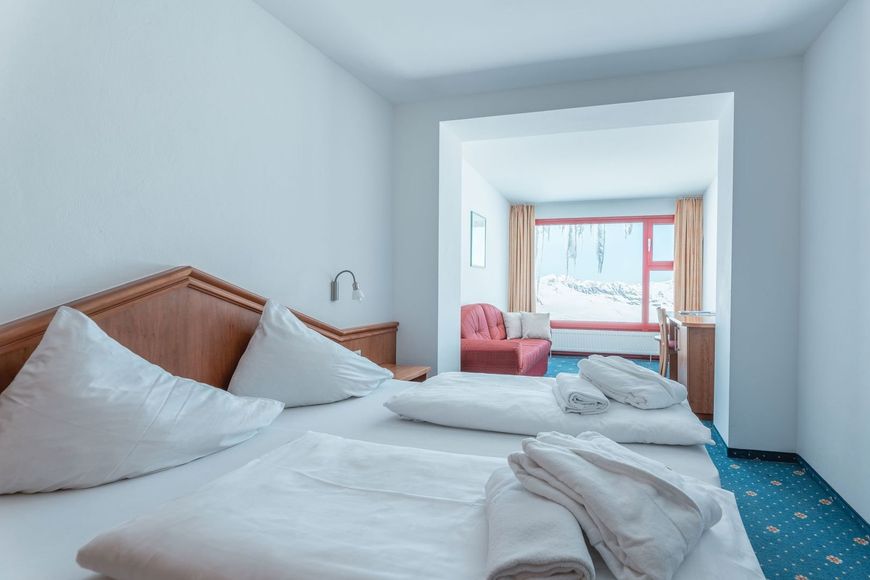 Dvoulůžkov&yacute; pokoj/přist., sprcha/WC (cca 20 m&sup2;, max. 2 dos. + 1 d&iacute;tě), P