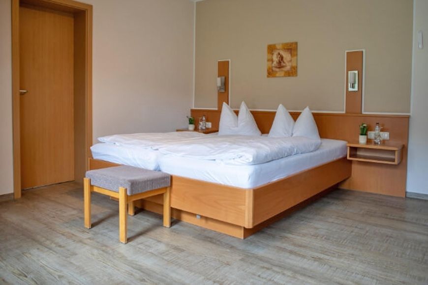 Dvoulůžkov&yacute; pokoj, sprcha/WC (18 - 20 m&sup2;), P