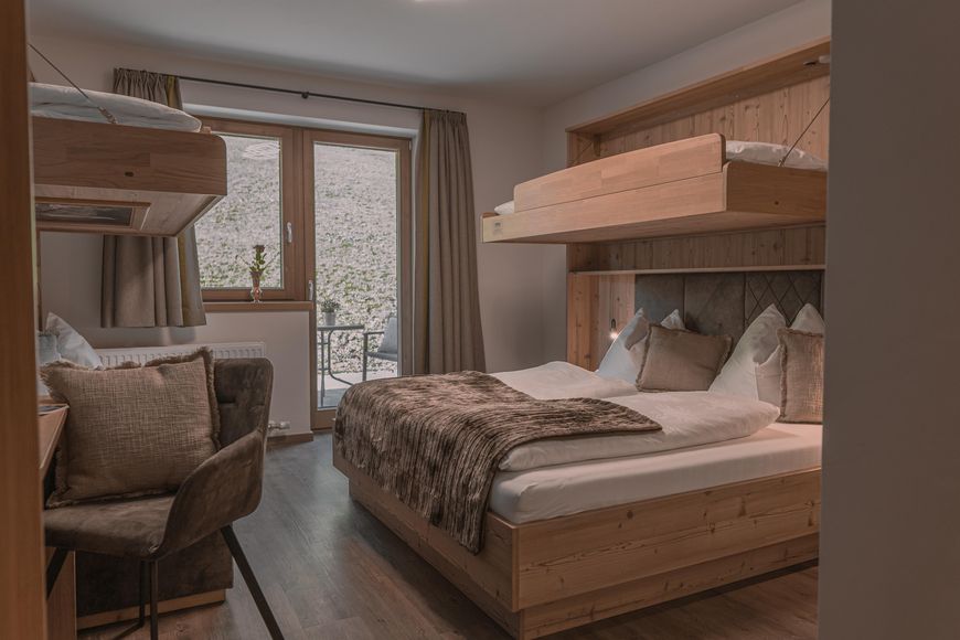 Dvoulůžkov&yacute; pokoj, sprcha/WC (cca 19 m&sup2;, Quittenbrand), P