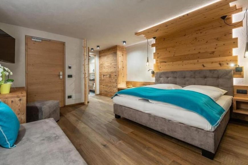 Dvoulůžkov&yacute; pokoj, sprcha/WC (cca 20 m&sup2;), S