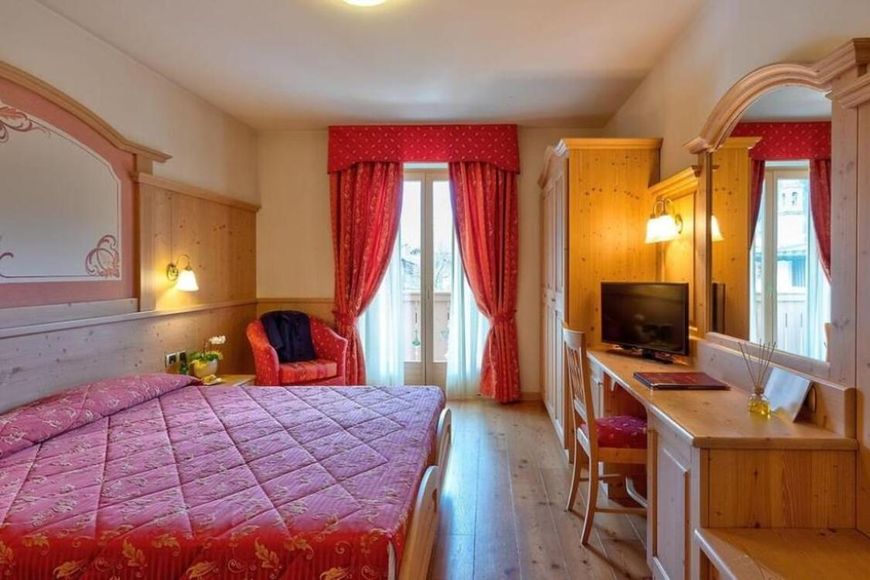 Dvoulůžkov&yacute; pokoj, sprcha/WC (cca 20 m&sup2;), P