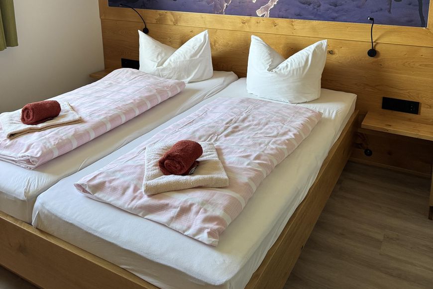 Dvoulůžkov&yacute; pokoj, sprcha/WC (18 - 20 m&sup2;), P