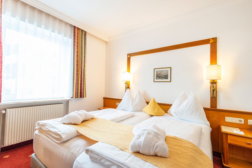 Dvoulůžkov&yacute; pokoj, koupelna/WC (cca 21 m&sup2;, standard), S