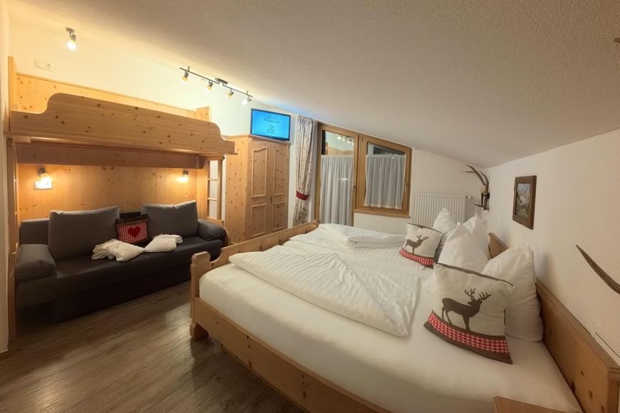 Dvoulůžkov&yacute; pokoj, sprcha/WC (cca 23 m&sup2;), P PLUS